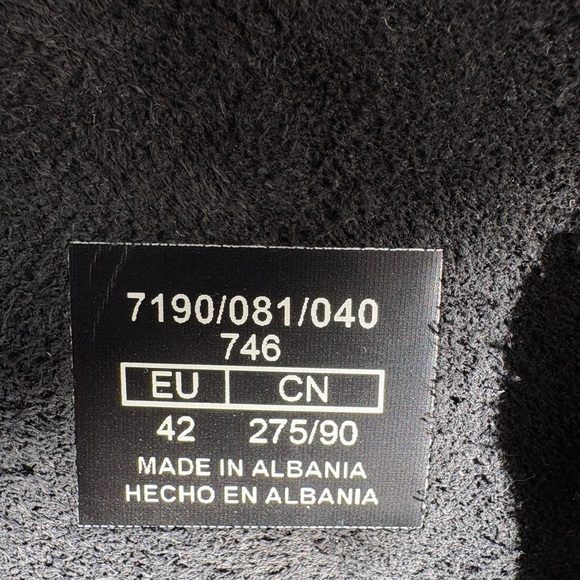 Women’s lug sole Zara bootie. Size 42. Cool front zipper in mint condition - Picture 3 of 4